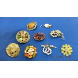 A qty of brooches