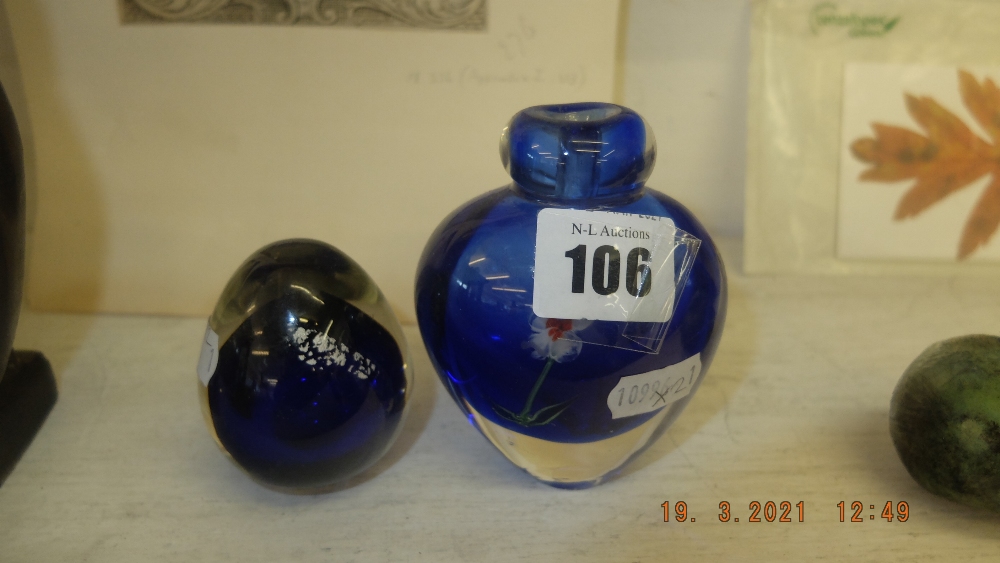 A blue paperweight and a blue floral vase - Image 2 of 2