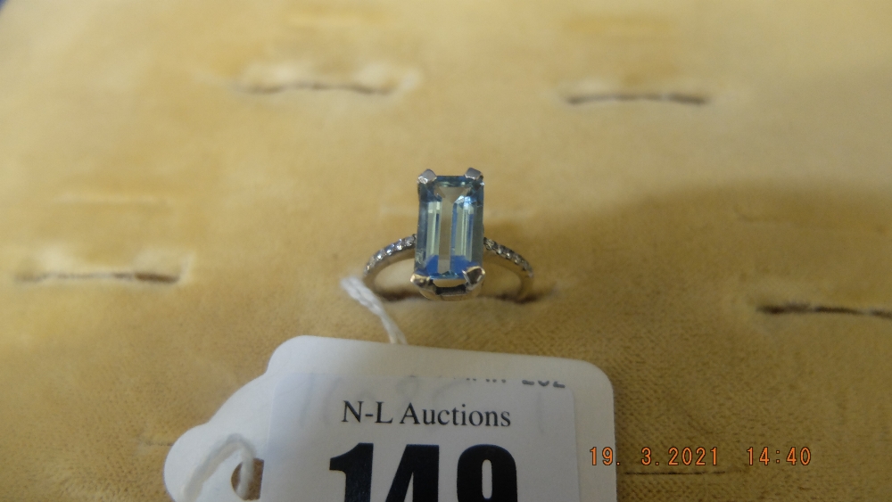 An 18ct gold Aquamarine and diamond ring, approx. 2.