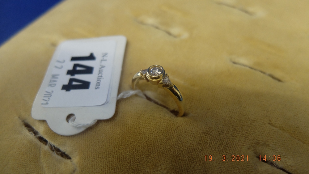 An 18ct gold diamond ring diamond centre stone and triangular diamond on shoulders - Image 2 of 2