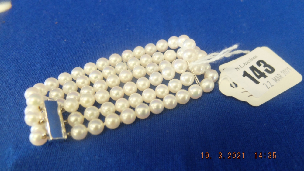 A three row cultured pearl bracelet, 7mm pearl, - Bild 2 aus 2