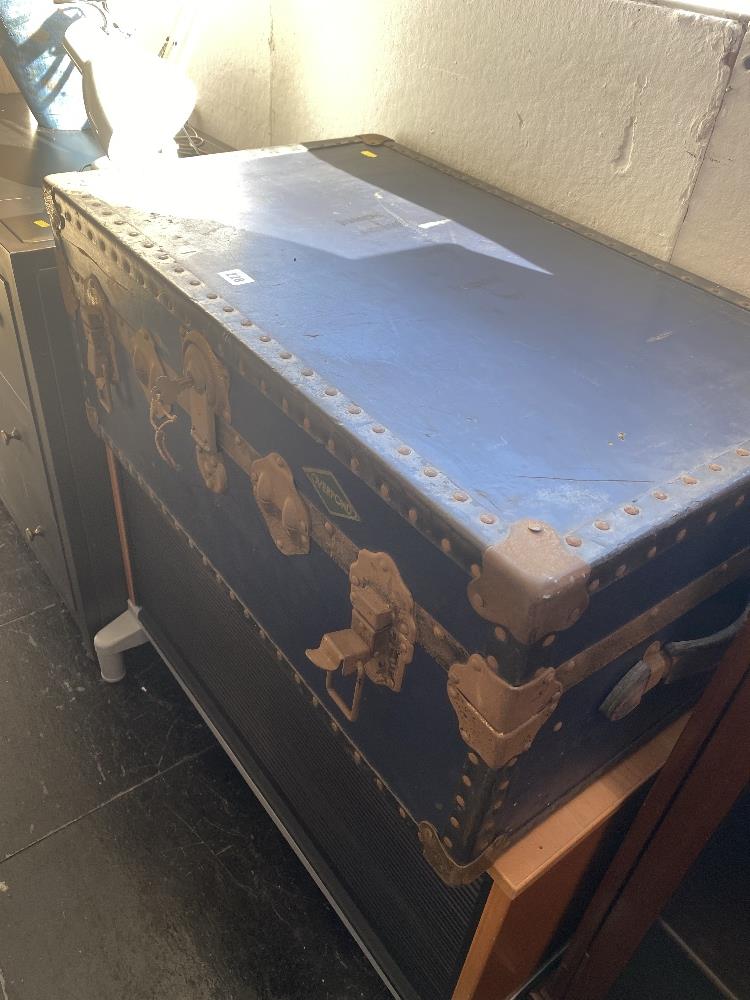 An old travel trunk - Image 2 of 2