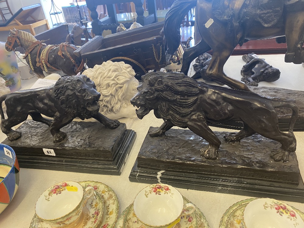 A pair of bronze lions on bases - Image 3 of 3