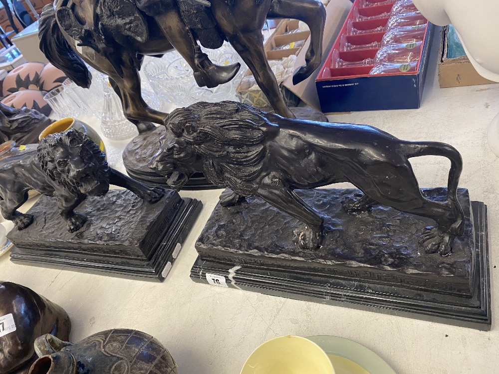 A pair of bronze lions on bases - Image 2 of 3