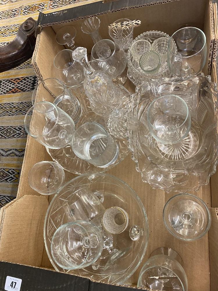 A box of glassware - Image 2 of 2