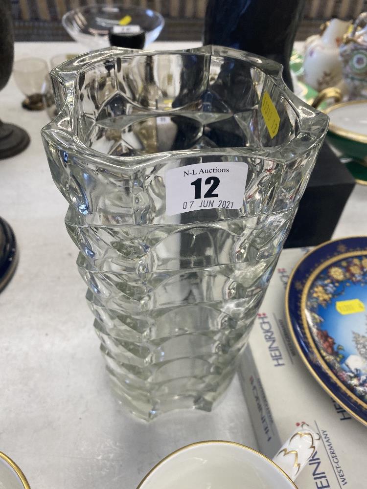 A decorative art glass vase - Image 2 of 2