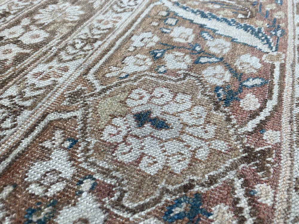 A large Persian rug, - Image 4 of 46