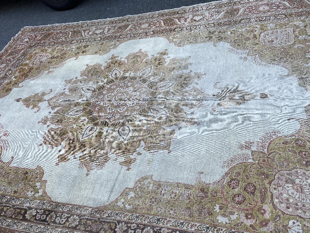 A large Persian rug, - Image 25 of 46