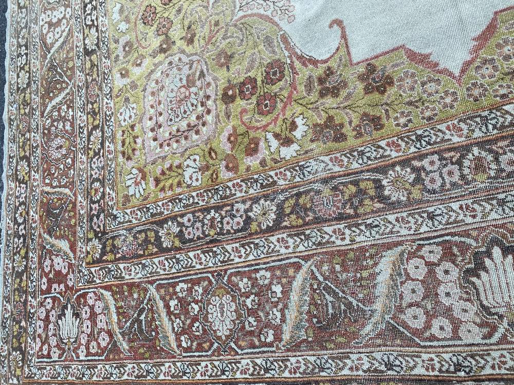 A large Persian rug, - Image 19 of 46