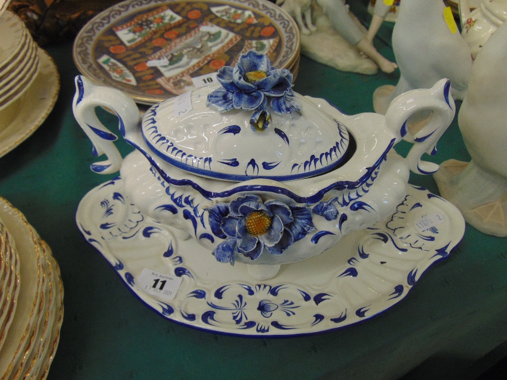 Blue and white lidded tureen on stand - Image 3 of 3