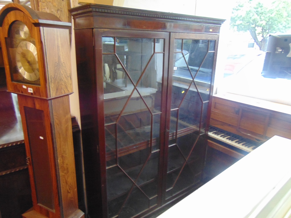 A two door mahogany bookcase - Image 2 of 4