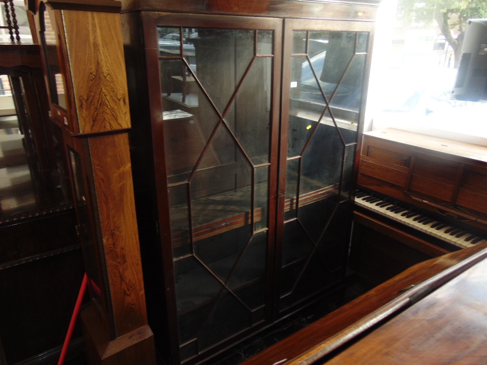 A two door mahogany bookcase - Image 4 of 4