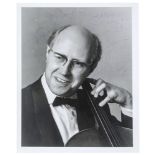 Rostropovich, Mstislav. Porträtphoto mit signierter Widmung und signiertes Programmheft. New York,