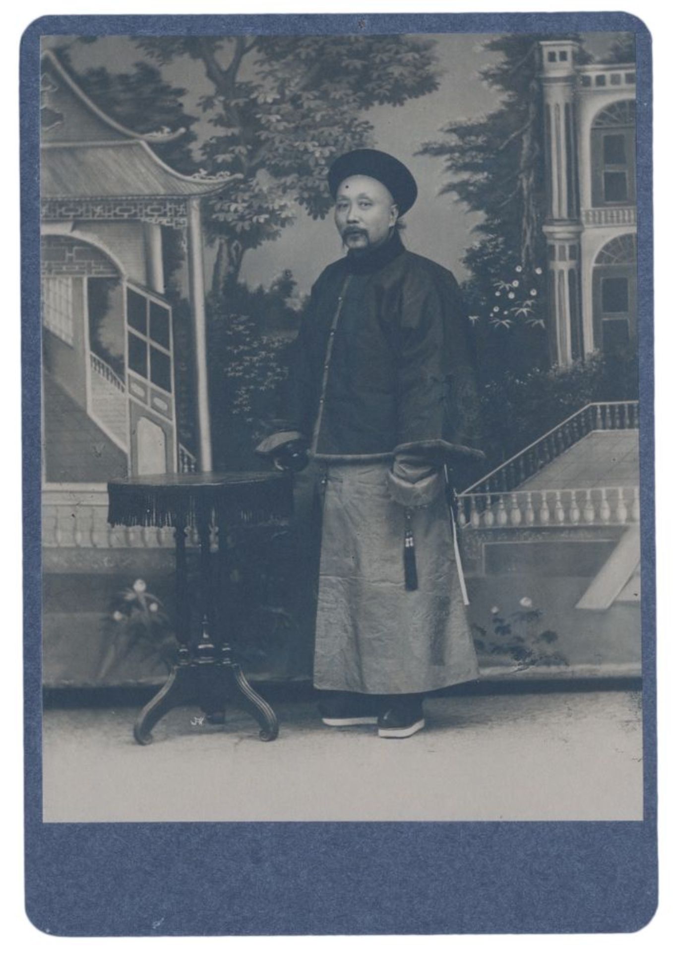China - - Fünf ausdrucksstarke chinesische Porträtphotographien im Kabinettformat. Vintage. Matte - Image 2 of 6