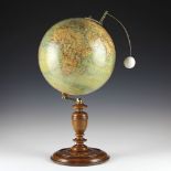 Globus - - Seltenes Lunarium von Ludwig Julius Heymann. Berlin, um 1895, bezeichnet "Erd-Globus,