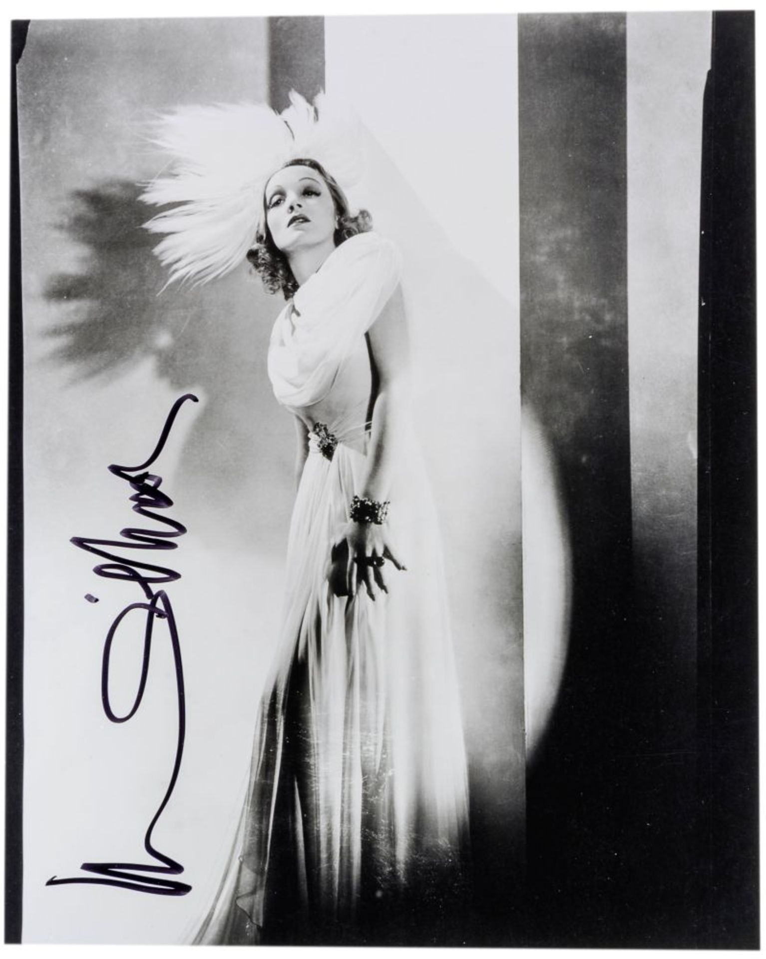 Dietrich, Marlene. Eigenhändige Signatur mit schwarzem Filzstift auf Porträt-Photographie.