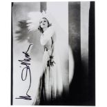 Dietrich, Marlene. Eigenhändige Signatur mit schwarzem Filzstift auf Porträt-Photographie.