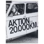 Schult, HA - - Sammlung zur Performance "Aktion 20.000 KM". Mit 2 Original-Photographien, 2