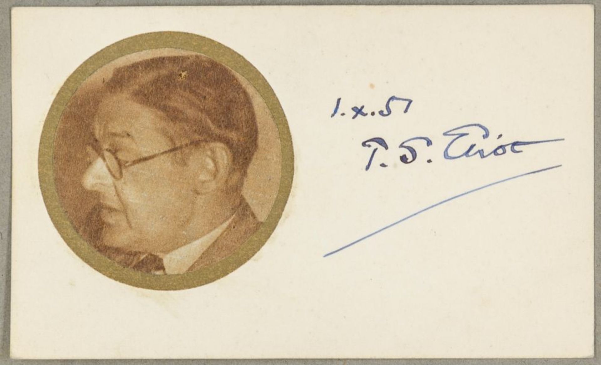 Nobelpreisträger - - Eliot, T. S.. Autogrammkarte mit eigenhändiger Unterschrift neben einer