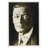 Hesse, Hermann. Zwei Porträt-Postkarten und zwei Publikationen, eigenhändig signiert bzw.