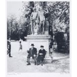 Tobias, Herbert. Monsieur et Madame, Parc de Versailles, Paris (1953). Original-Photographie.