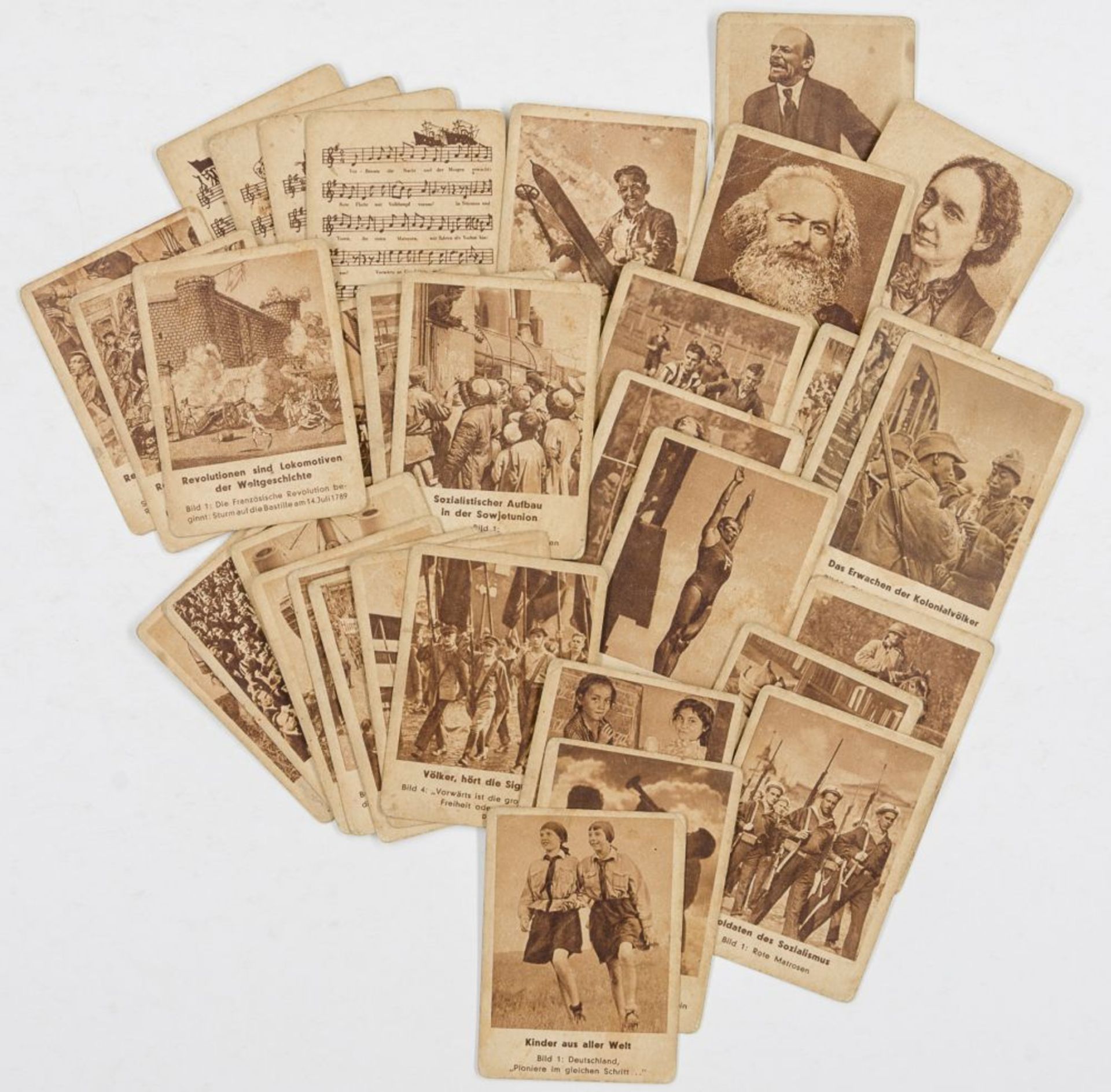 Arbeiter-Illustrierte-Zeitung - - Karten-Quartett der A-I-Z. Mit 34 (von 40?) Spielkarten, meist mit - Image 2 of 2