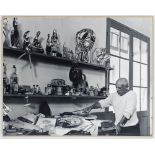 Quinn, Edward. Picasso in seinem Keramikatelier in Vallauris. Original-Photographie. Vintage.