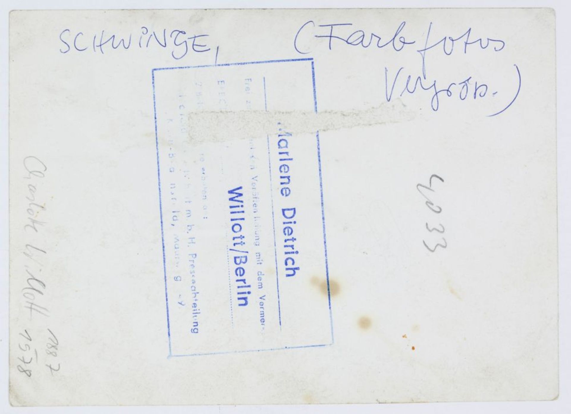 Dietrich, Marlene. Eigenhändige Signatur mit schwarzem Filzstift auf Porträt-Photographie. - Image 4 of 4