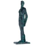 Stötzer, Werner. Kleiner Stehender. Bronze, grünbraun patiniert. Auf der Plinthe im Kreis