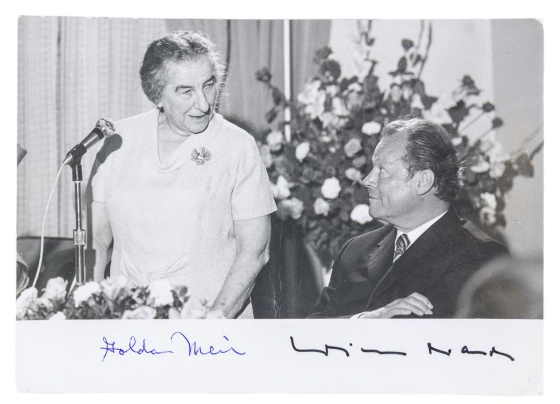 Nobelpreisträger - - Meir, Golda und Willy Brandt. Photographie mit eigenhändigen Unterschriften von
