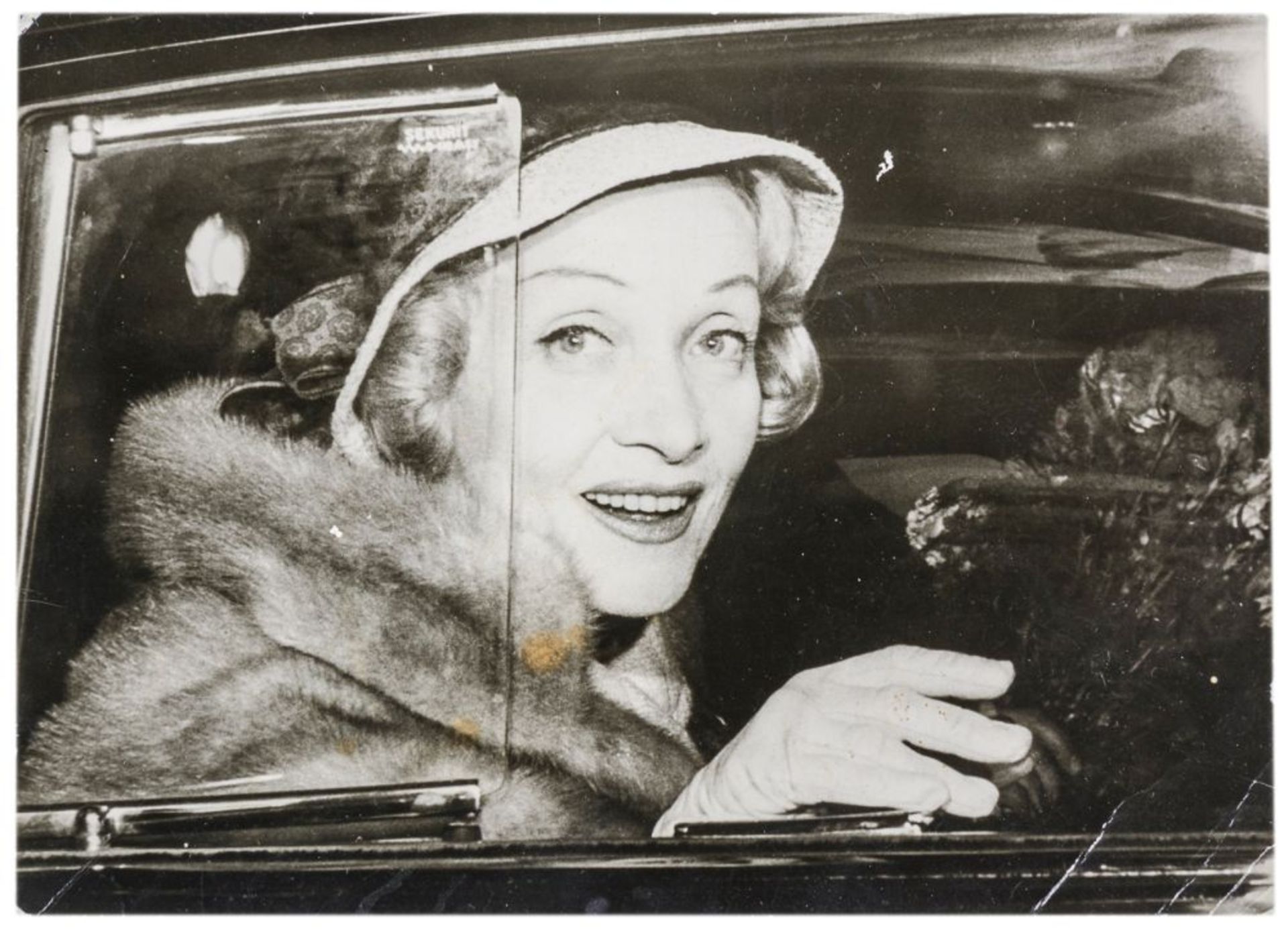 Dietrich, Marlene. Eigenhändige Signatur mit schwarzem Filzstift auf Porträt-Photographie. - Bild 3 aus 4