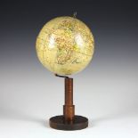 Globus - - Erdglobus von Paul Räth. Leipzig, um 1930, bezeichnet "Lipsia-ERDGLOBUS, 15 cm