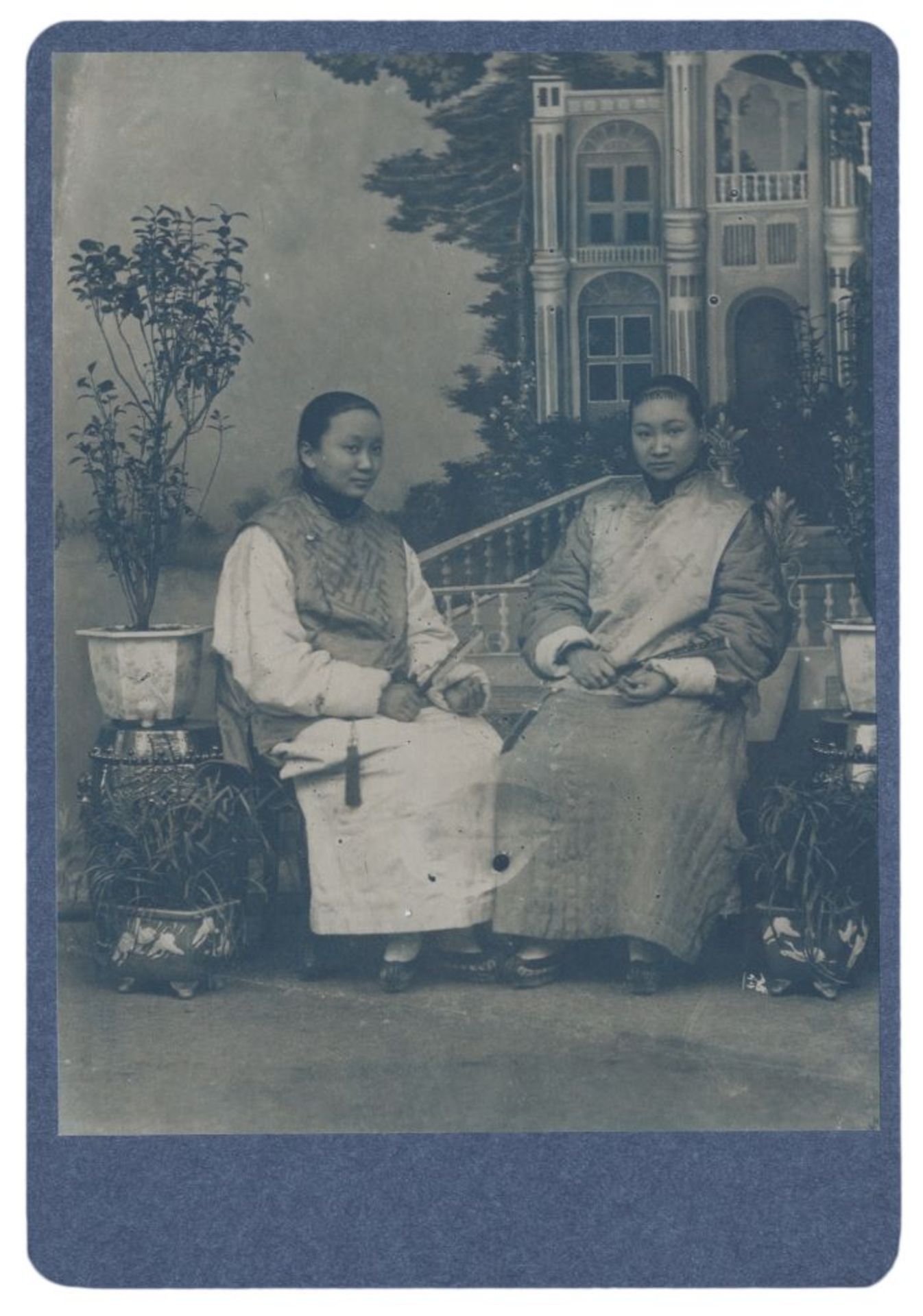 China - - Fünf ausdrucksstarke chinesische Porträtphotographien im Kabinettformat. Vintage. Matte - Image 3 of 6