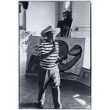 Burri, René. Picasso in seinem Atelier. Original-Photographie. Silbergelatine. Verso signiert,
