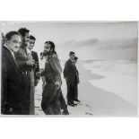 Guevara, Ernesto "Che" - - Am neuen Strand des Volkes. (Ernesto Che Guevara und Anastas Mikoyan am