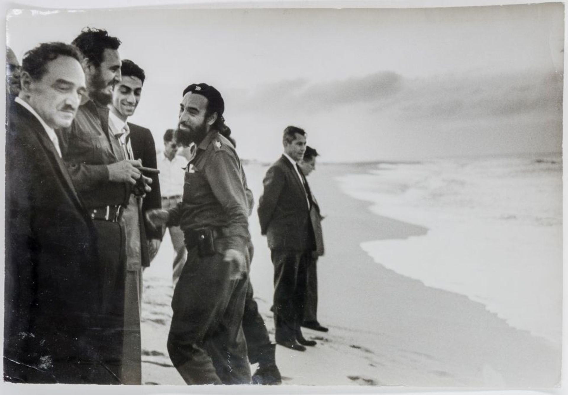 Guevara, Ernesto "Che" - - Am neuen Strand des Volkes. (Ernesto Che Guevara und Anastas Mikoyan am