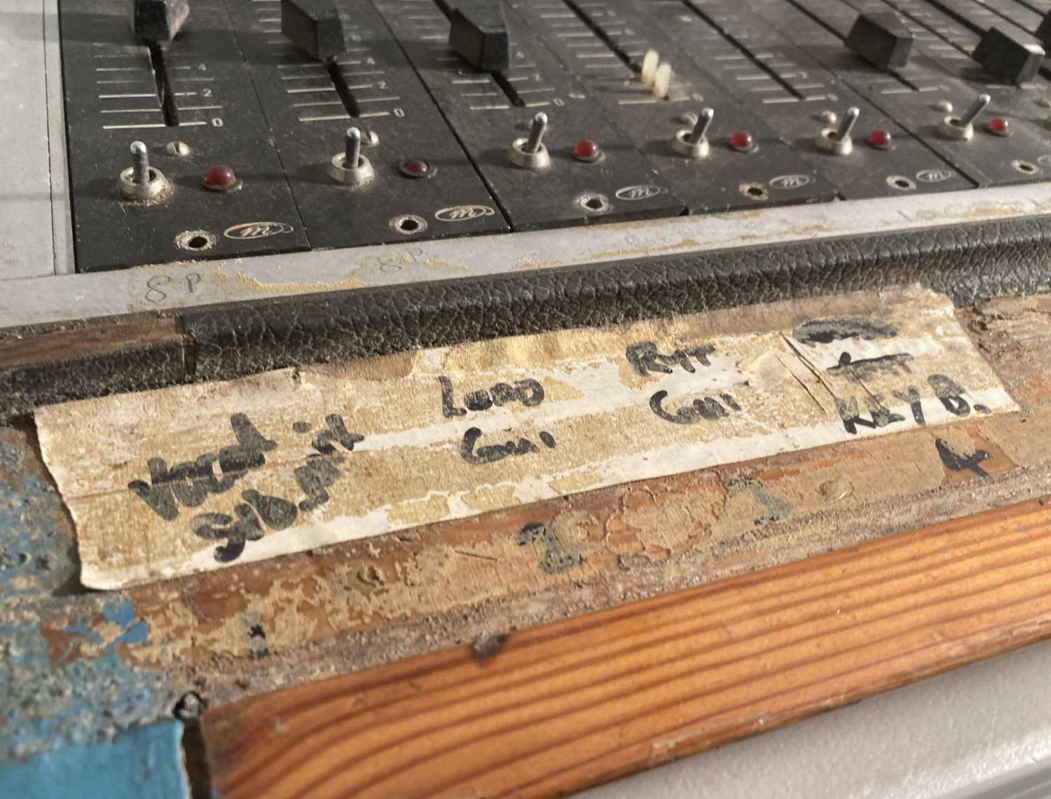 Vintage 20 Channel Mixing Desk - 33 - Image 8 of 17