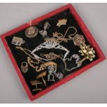 A tray of miscellaneous vintage jewellery to include brooches, necklaces, clip on earrings, etc.