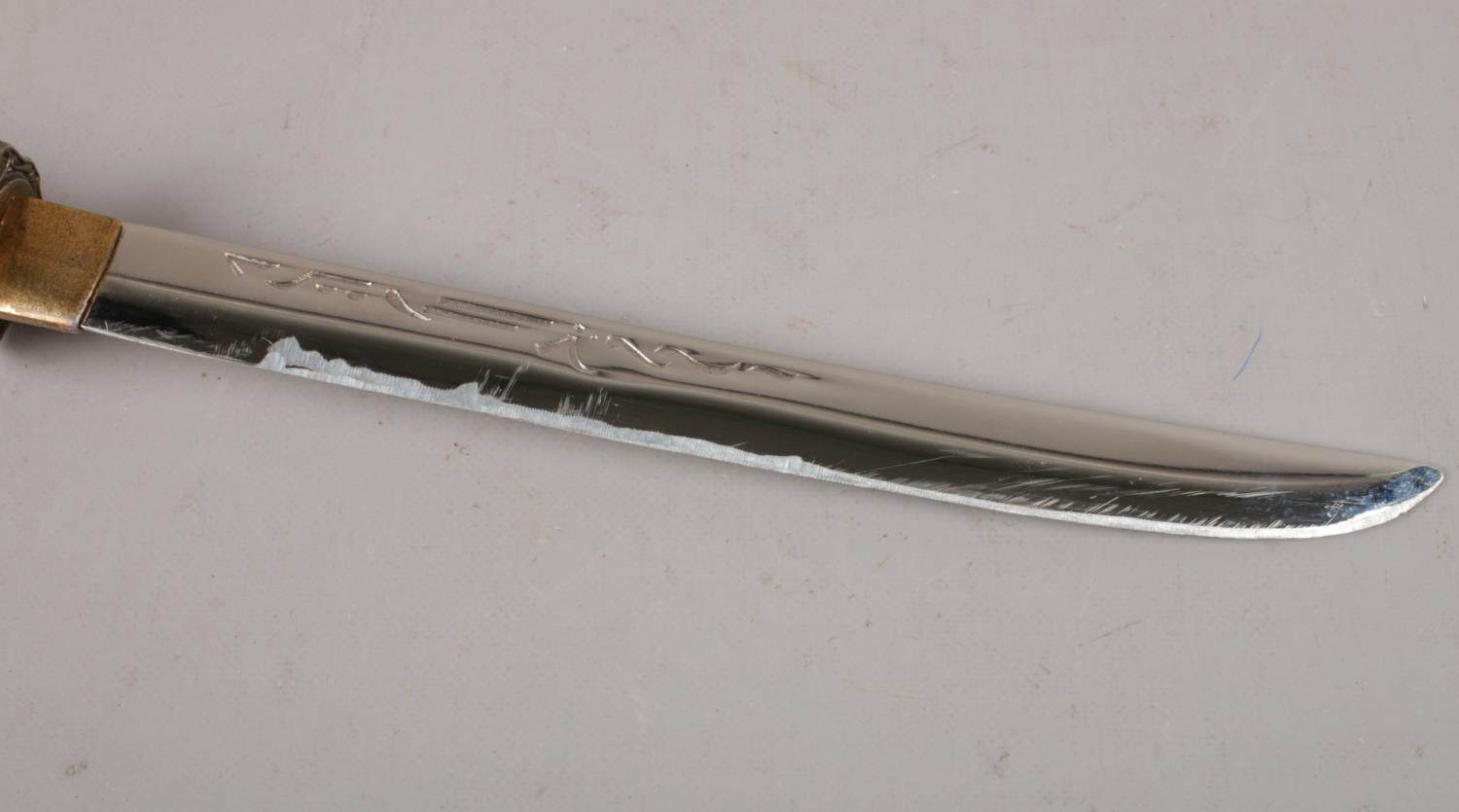 A reproduction Japanese Wakizashi short sword. (28cm blade). Dragon decoration to the handle and - Bild 3 aus 5