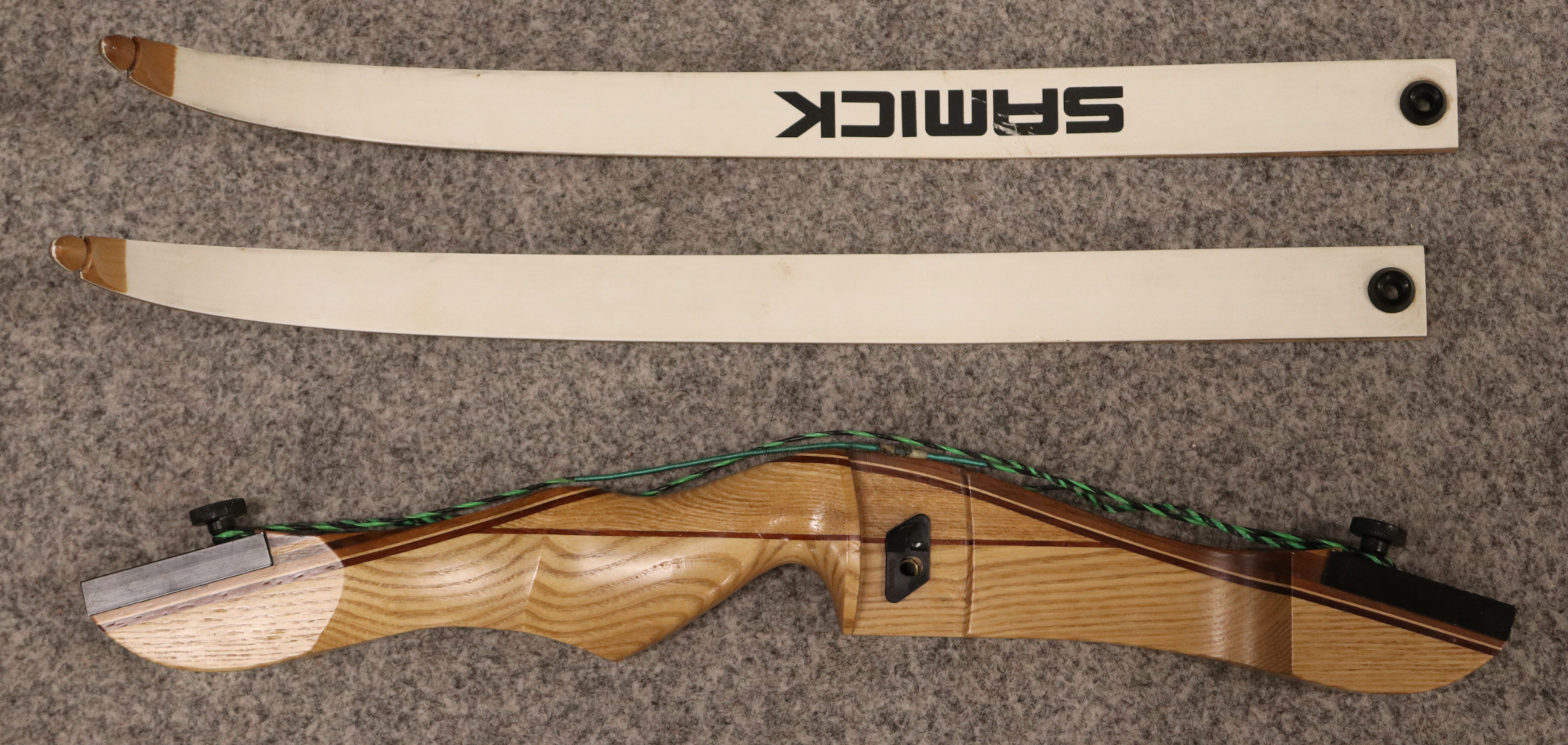 A Samick archery bow with a collection of arrows and related accessories. - Bild 5 aus 5