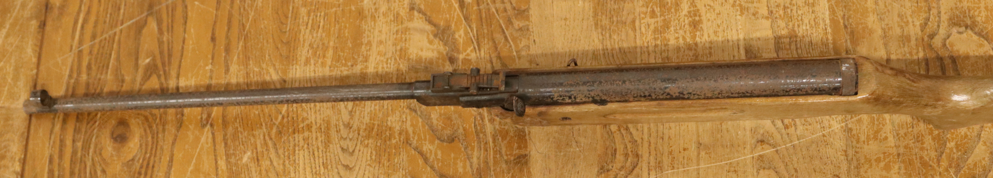 A .177 calibre break barrel air rifle. CAN NOT POST. Barrel and makers mark rusted. Cocks and - Bild 3 aus 3