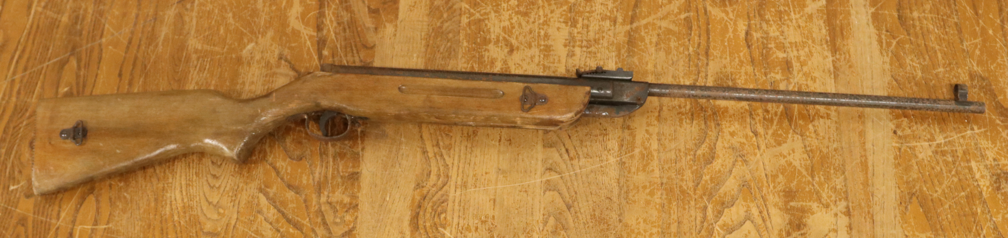 A .177 calibre break barrel air rifle. CAN NOT POST. Barrel and makers mark rusted. Cocks and - Bild 2 aus 3