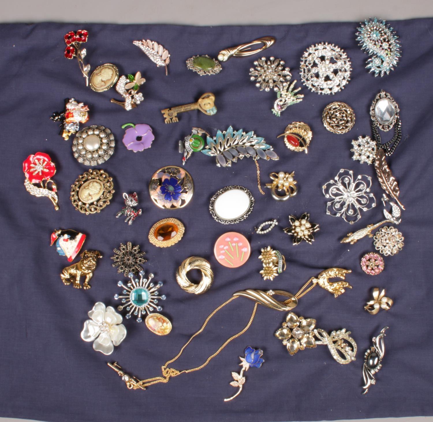 A collection of costume jewellery brooches. Includes gilt and white metal examples, paste set