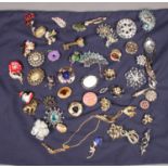 A collection of costume jewellery brooches. Includes gilt and white metal examples, paste set