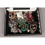 A collection of jewellery oddments. Including rings, malachite and other beads. brooches, etc.