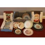 An assortment of ceramic plates (17) - comprising of 'Wedgwood', Portland Pottery, H Aynsley & Co