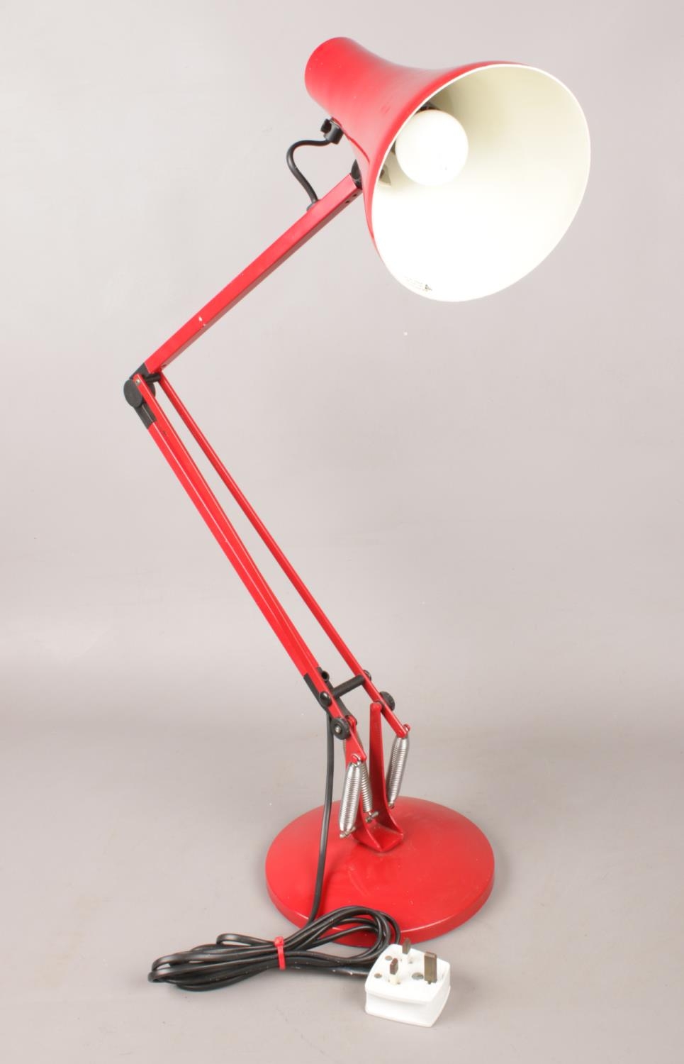 A Herbert Terry Anglepoise Model 90 desk lamp in red. H: 84cm. Condition good. Slight scratches to - Image 2 of 4