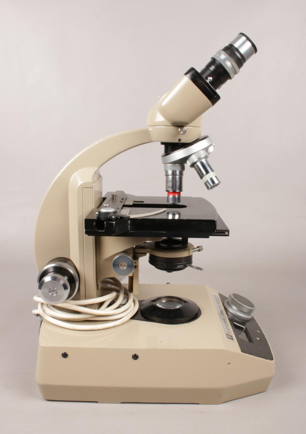 A Vickers instruments electric binocular microscope. B.D.U.S 66 - H: 39cm, W: 18cm. Vendor - Image 2 of 2