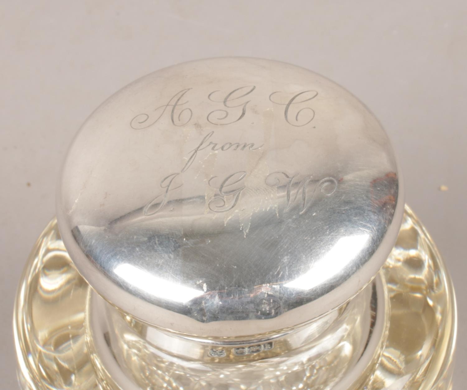 A silver topped glass ink well. Assayed Sheffield 1902 by Boardman, Glossop & Co Ltd. Hinge pin - Image 2 of 2