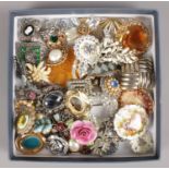 A collection of costume jewellery brooches. Includes yellow and white metal, paste set etc.
